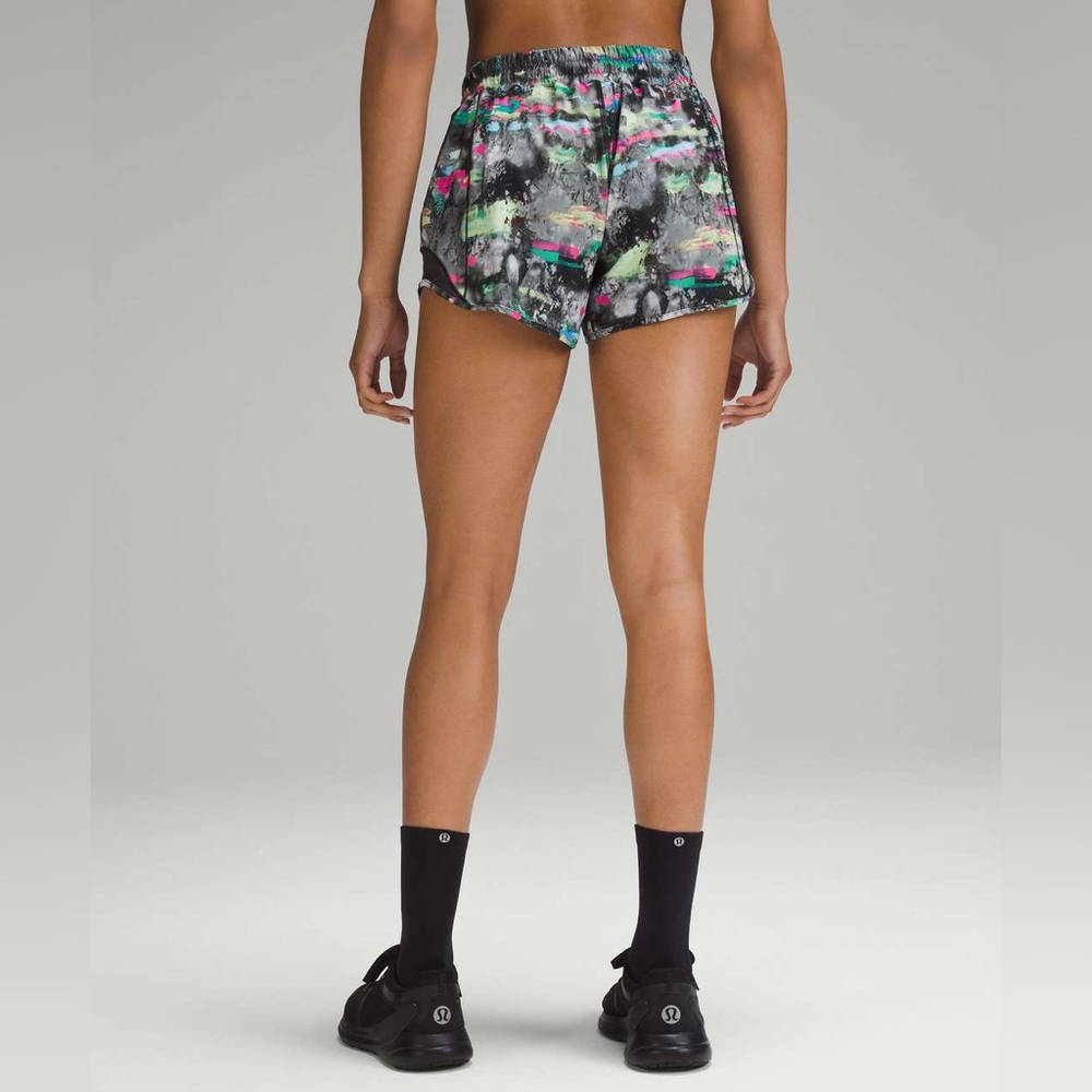 *NWT* RARE Lululemon Hotty Hot LR Short 4 inch Lined - Picture 2 of 11